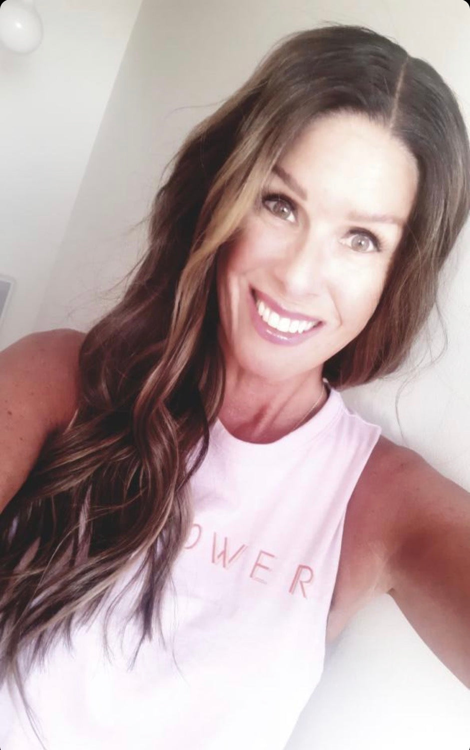 Model wearing brown balayage 18-inch HD lace human hair wig in body wave texture – Nuola Wigs.